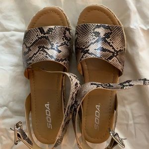 NWOT trendy espadrille style sandals